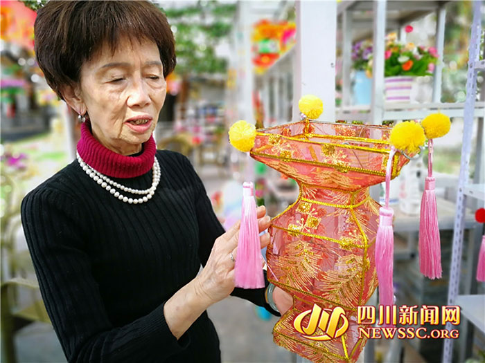 胡德芳向记者介绍新研制的花灯