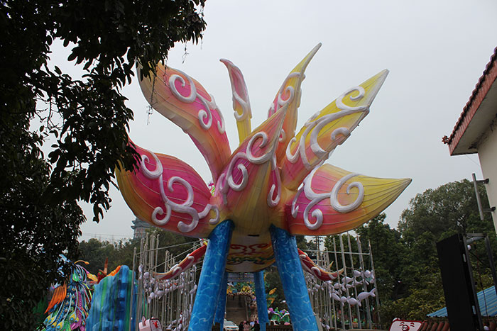 “连年有余”大型彩灯